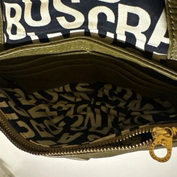 Marc by Marc Jacobs Gold Plaque on Olive Leather. Crossbody or clutch - Picture 3 of 5